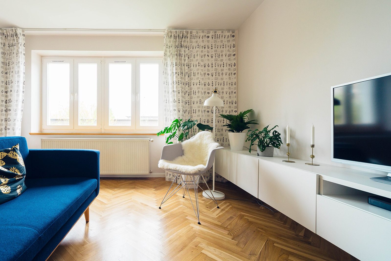 Freshly painted bright interior (stock photo)